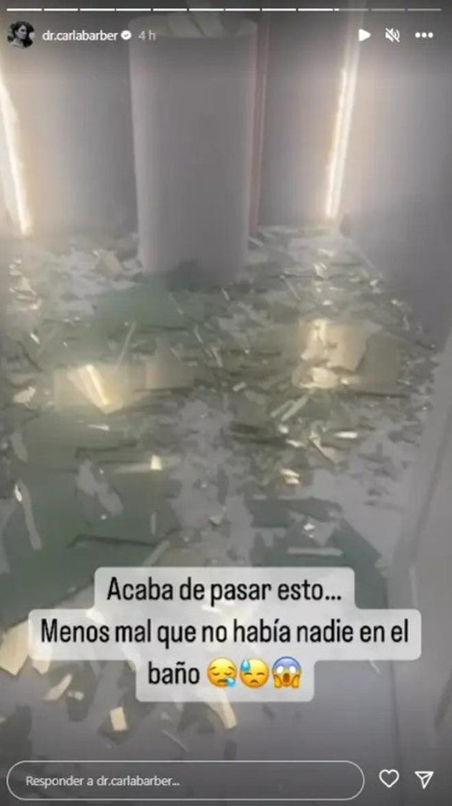 El cristal del baño de Carla Barber, que se ha desprendido del techo