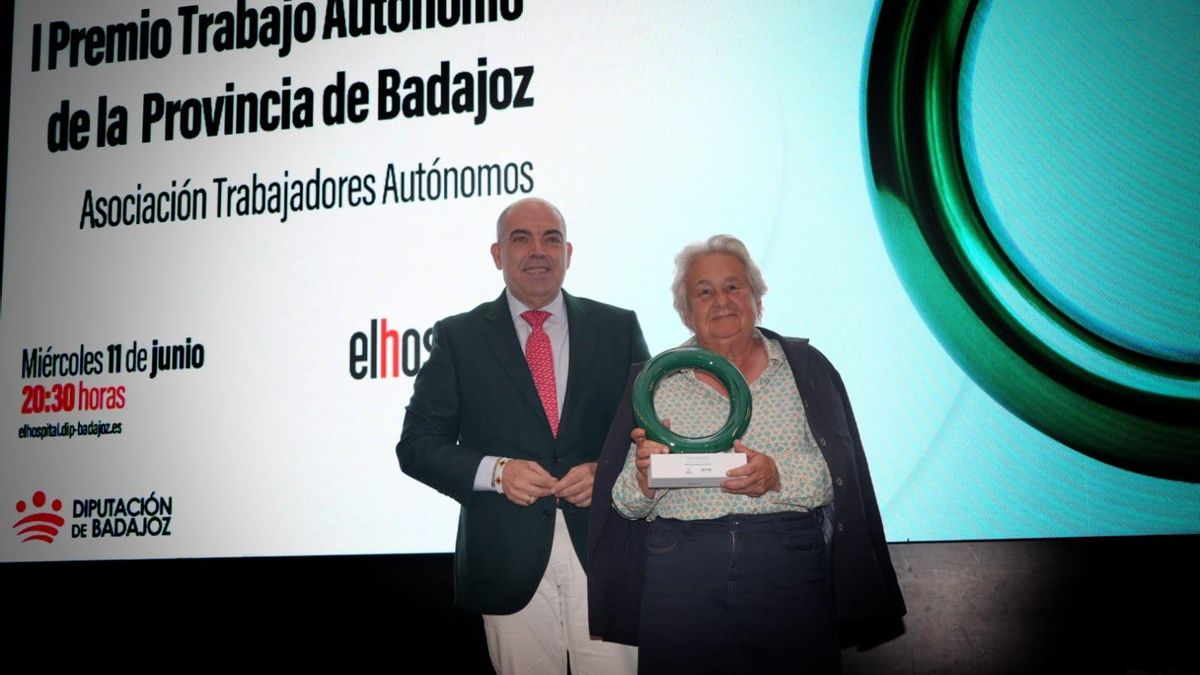 Mercedes Marquez recibe el galardón de ATAExtremadura a la Autónoma Rural.