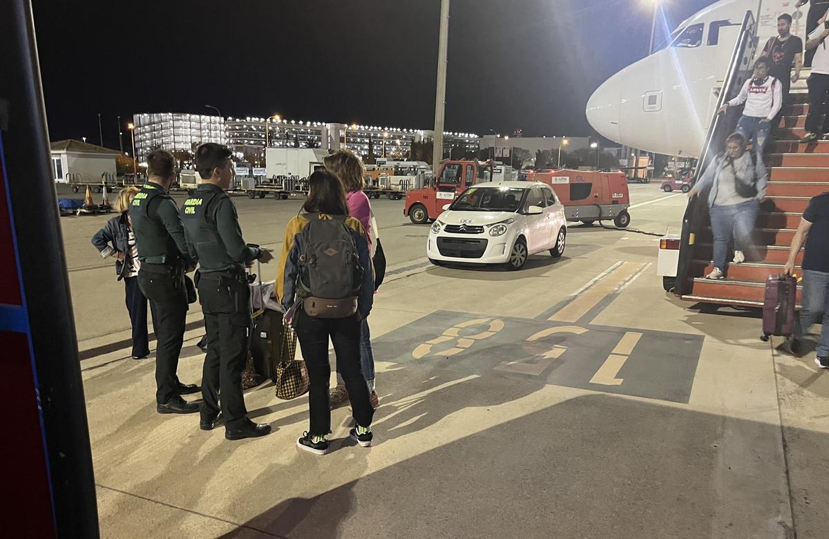 Dos guardias civiles, en la pista de Son Sant Joan, atienden a la señora maltratada y a dos mujeres que fueron testigos de lo ocurrido.