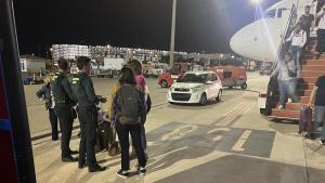 Dos guardias civiles, en la pista de Son Sant Joan, atienden a la señora maltratada y a dos testigas.