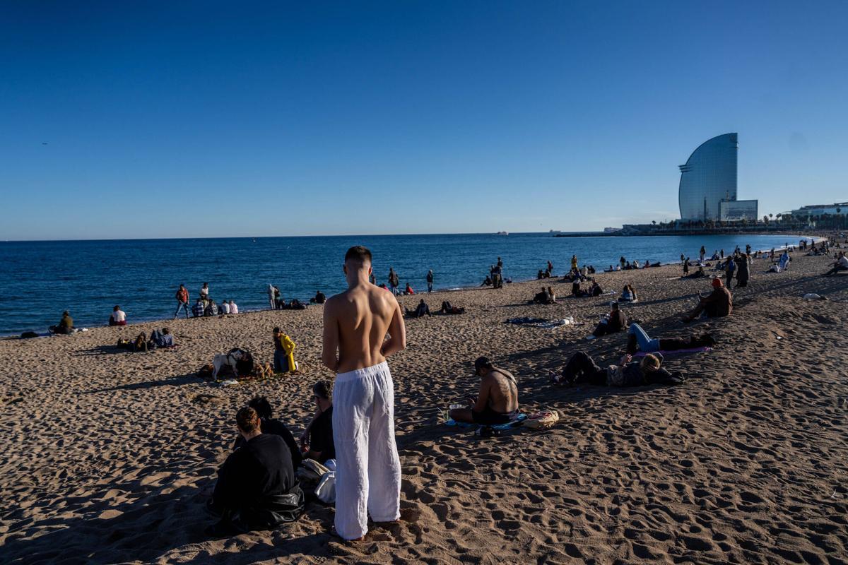 En manga corta a 8 de diciembre en Barcelona. La buena temperatura, llena las playas de la ciudad.