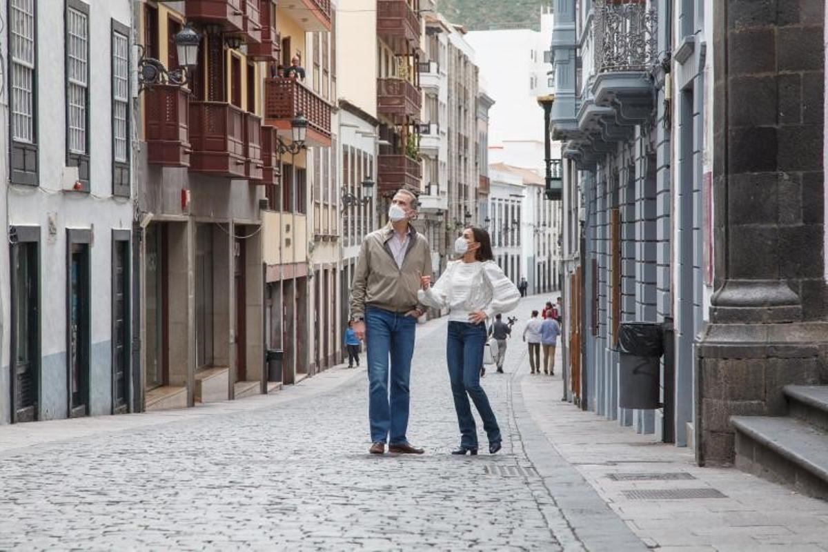 Los reyes Felipe y Letizia pasean por Santa Cruz de La Palma antes del homenaje a la ciudadanía de la isla, este 12 de marzo de 2022.