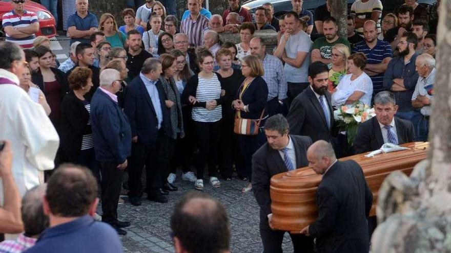 Cientos de personas se acercaron ayer a la parroquia de Oeste para despedir a Carlos Castaño Ferreirós. // Noé Parga