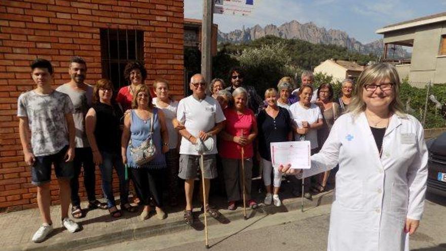 Participants en la descoberta del primer dels cartells de la ruta, instal·lat en el punt quilocaloria zero