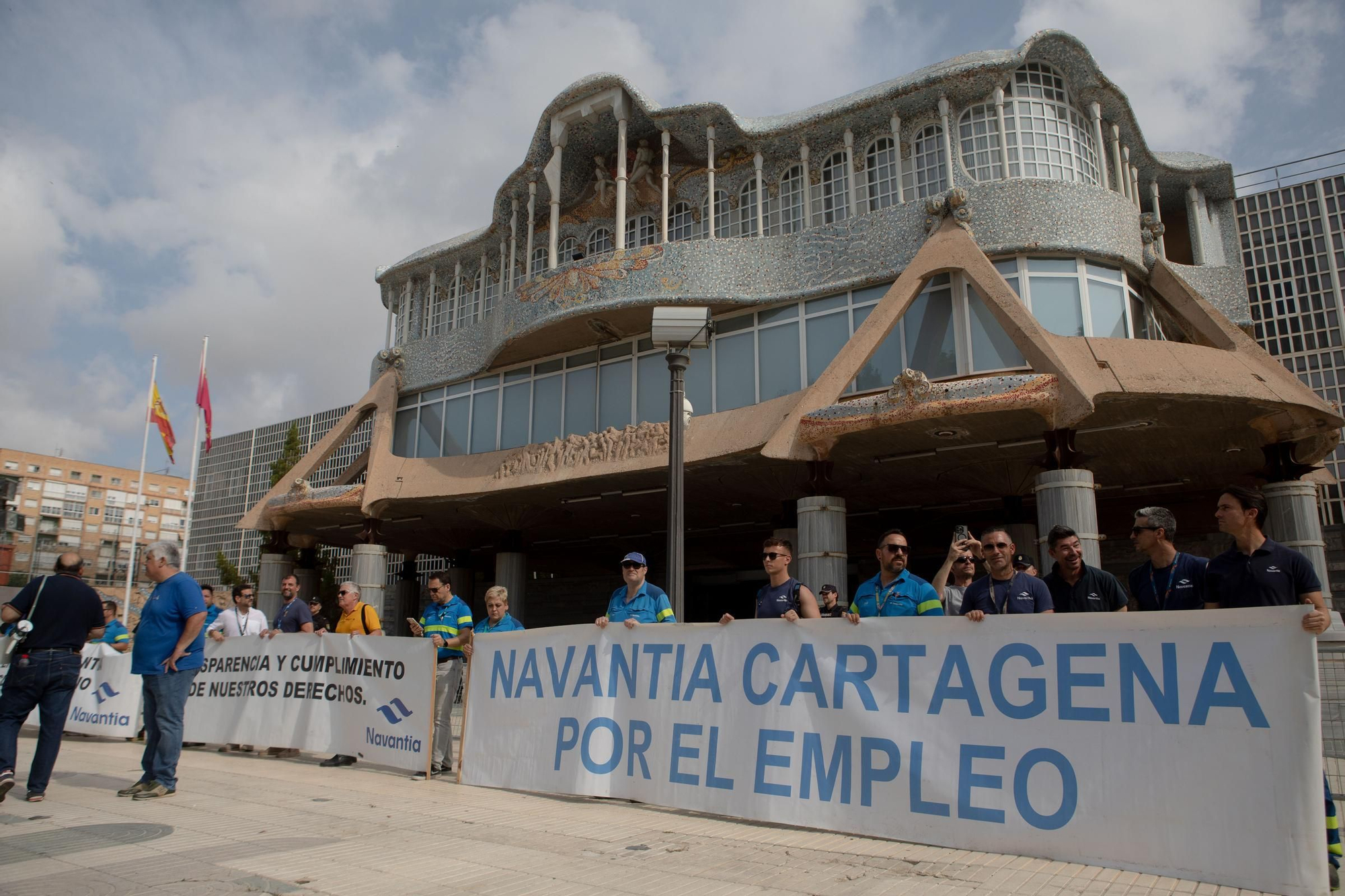 Los trabajadores de Navantia protestan frente a la Asamblea Regional