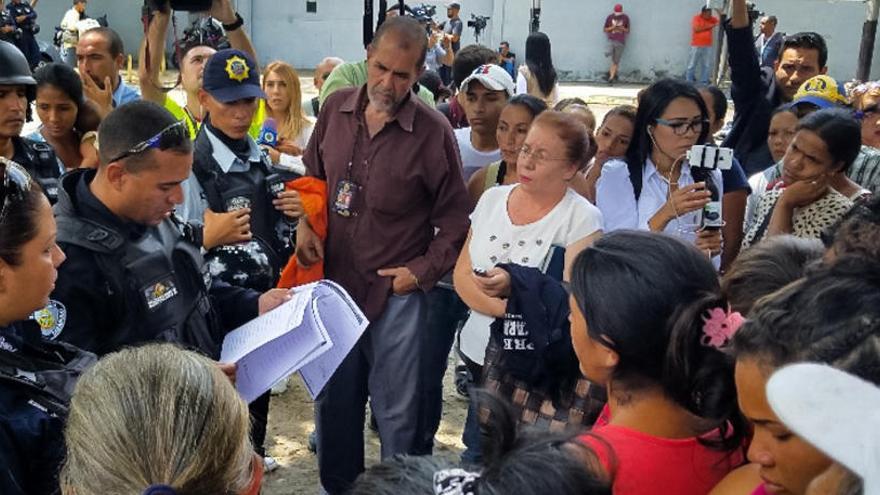 Un policía informa de los fallecimientos a las familias.