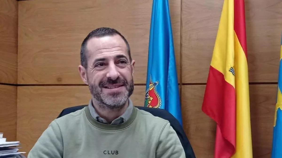 Ángel García en su despacho en la Alcaldía de Siero.