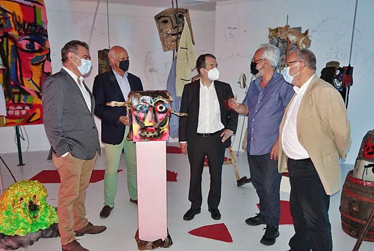 Caballero, Losada y los comisarios de la muestra, ayer.