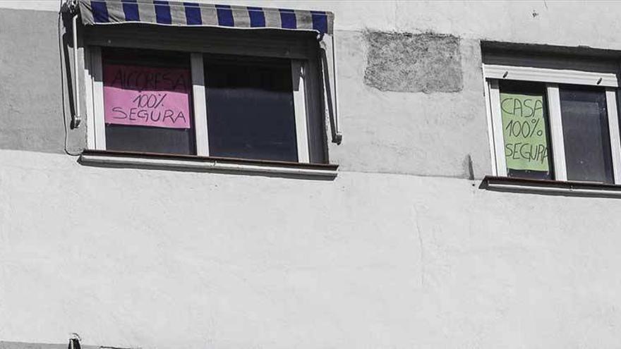 Protestas en el edificio del Wok en contra del arreglo subsidiario ordenado por el consistorio cacereño