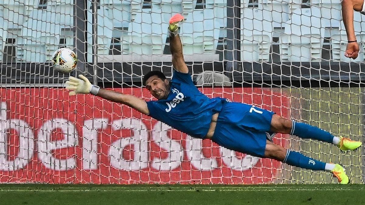 Buffon trata de atajar un penalti en el derbi turinés, en el que ha batido el récord de partidos en la Serie A.