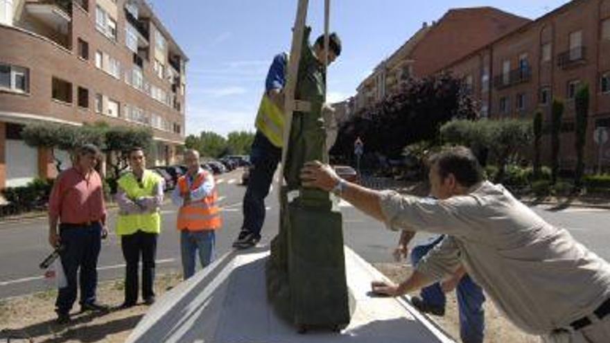 Colocación de la imagen de la Virgen de la Vega con el escultor Ricardo Flecha y el alcalde de Benavente, Luciano Huerga