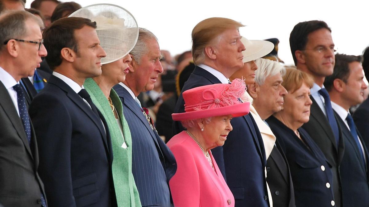 El presidente de Francia, Emmanuel Macron con la ex primera ministra Theresa May, la reina Isabel II y el presidente Donald Trump, durante las celebraciones del 75 aniversario del desembarco de normandía, el 5 de junio de 2019.