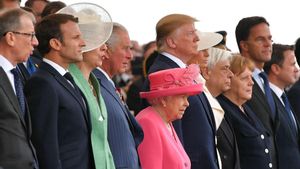El presidente de Francia, Emmanuel Macron con la ex primera ministra Theresa May, la reina Isabel II y el presidente Donald Trump, durante las celebraciones del 75 aniversario del desembarco de normandía, el 5 de junio de 2019. 