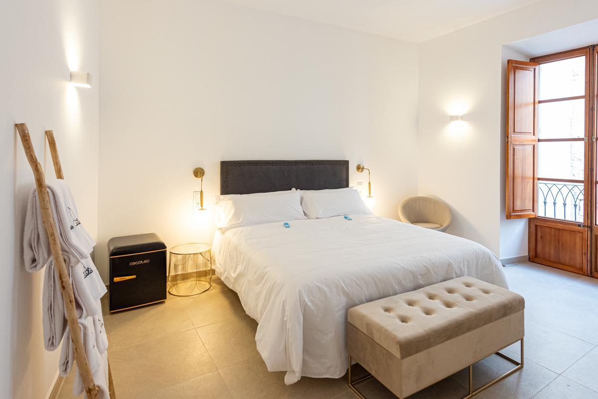 Con un diseño minimalista y toques cálidos, cada habitación del hotel es una invitación al relax y la desconexión.