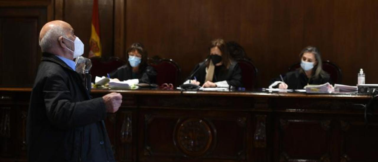 El acusado durante el juicio celebrado en la mañana de ayer en Pontevedra.   | // GUSTAVO SANTOS