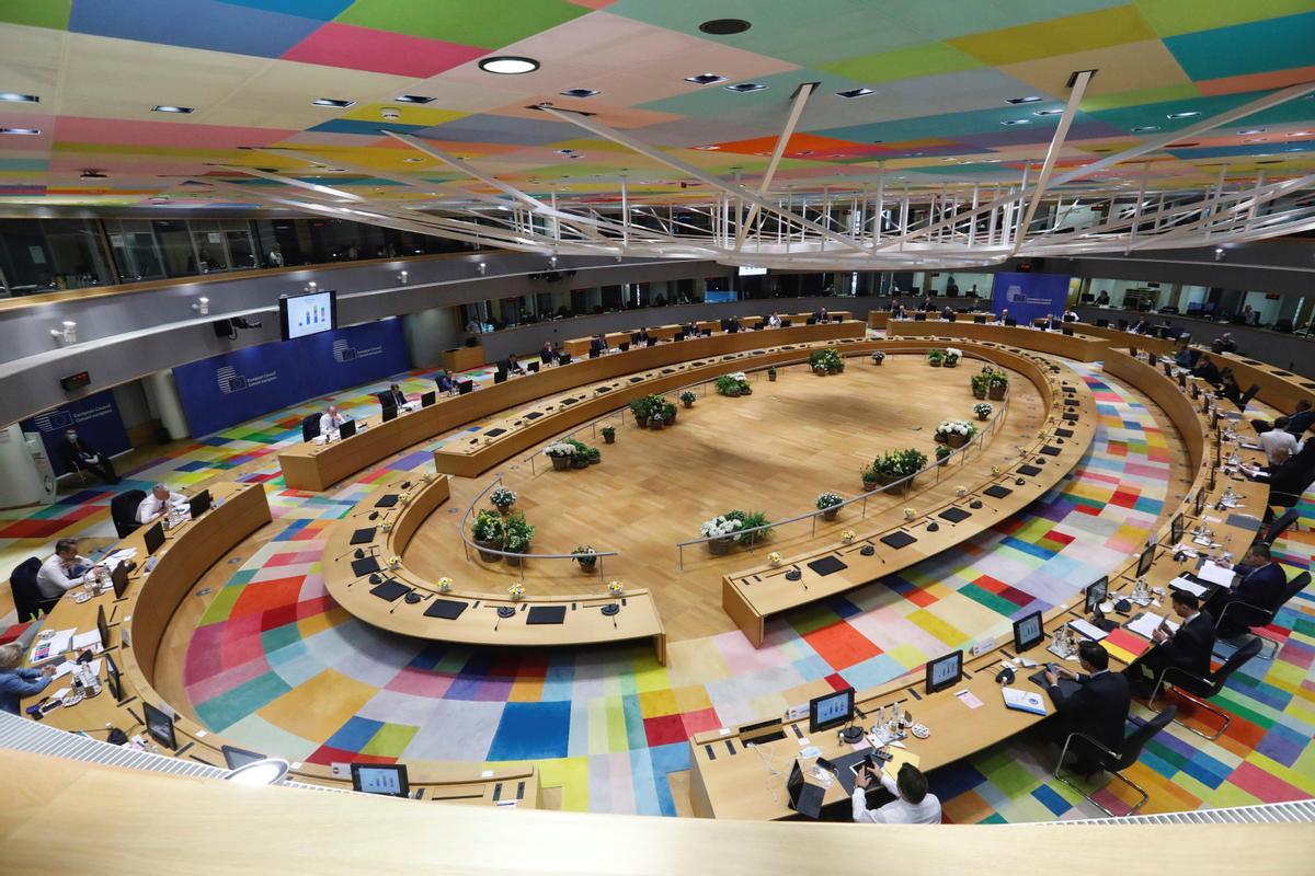 Vista general de los presidentes y primeros ministros que participan en la segunda jornada del Consejo Europeo extraordinario que se celebra de forma presencial en Bruselas este martes. Vista general de los presidentes y primeros ministros que participan en la segunda jornada del Consejo Europeo extraordinario que se celebra de forma presencial en Bruselas este martes.
