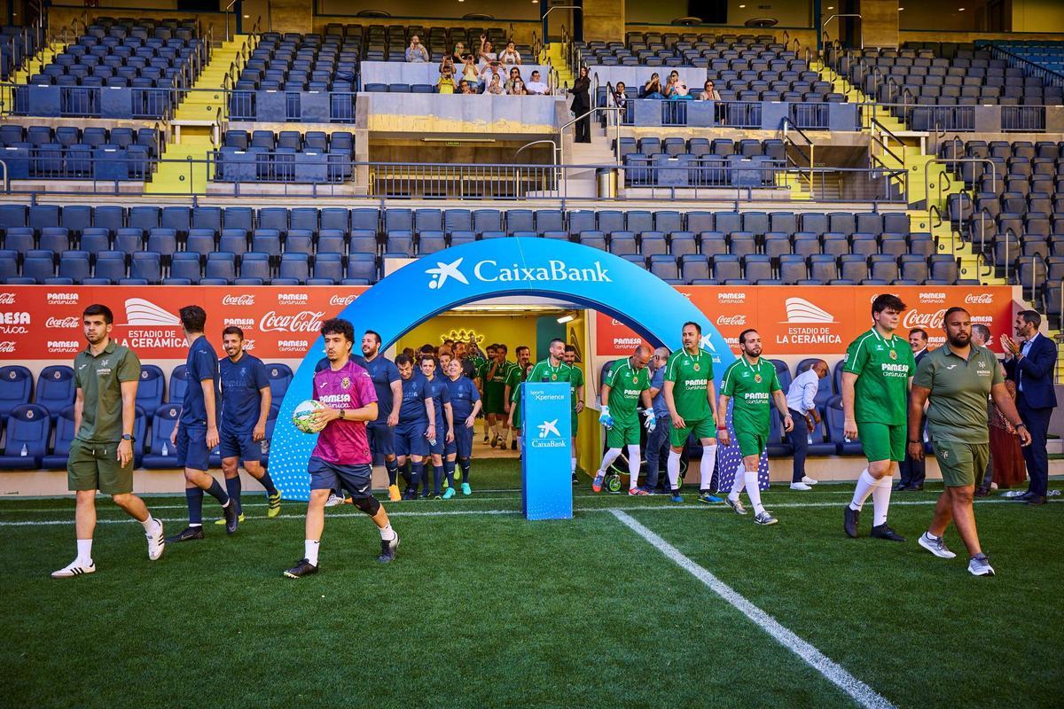 Salida al terreno de juego del Estadio de la Cerámica, de la experiencia de CaixaBank.