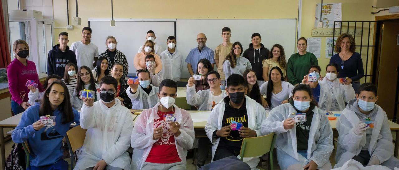 Foto de familia de los alumnos en el laboratorio de prácticas del Instituto de Enseñanza Secundaria (IES) Guillermina Brito de Telde.