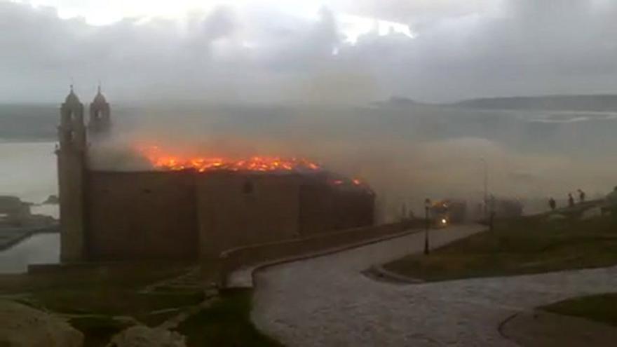 Incendio en el santuario de A Virxe de Barca