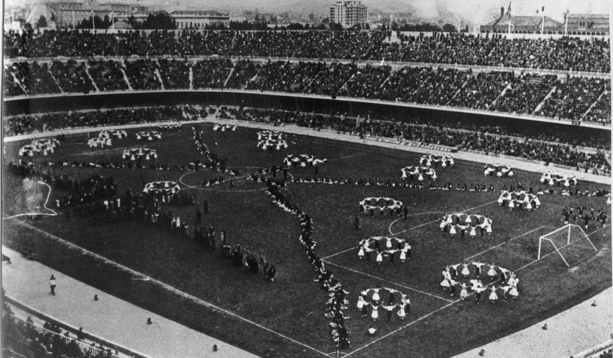 Una panorámica de la inauguración del Camp Nou el 24 de septiembre de 1957.