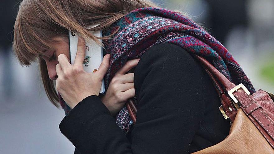 Una mujer habla por teléfono