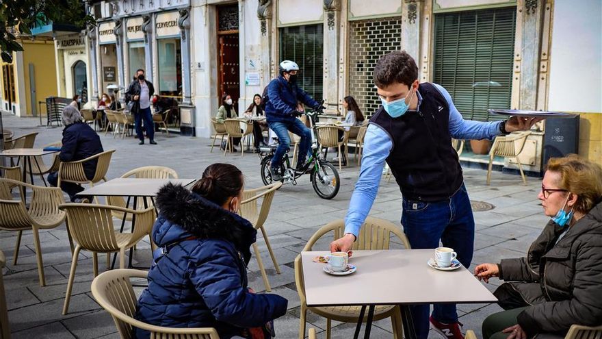 La Junta planea retrasar el toque de queda hasta las once y relajar las restricciones a la hostelería