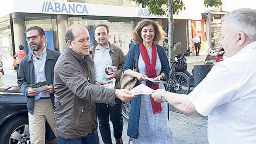 Leiceaga repartió propaganda electoral ayer en A Coruña. | j. roller