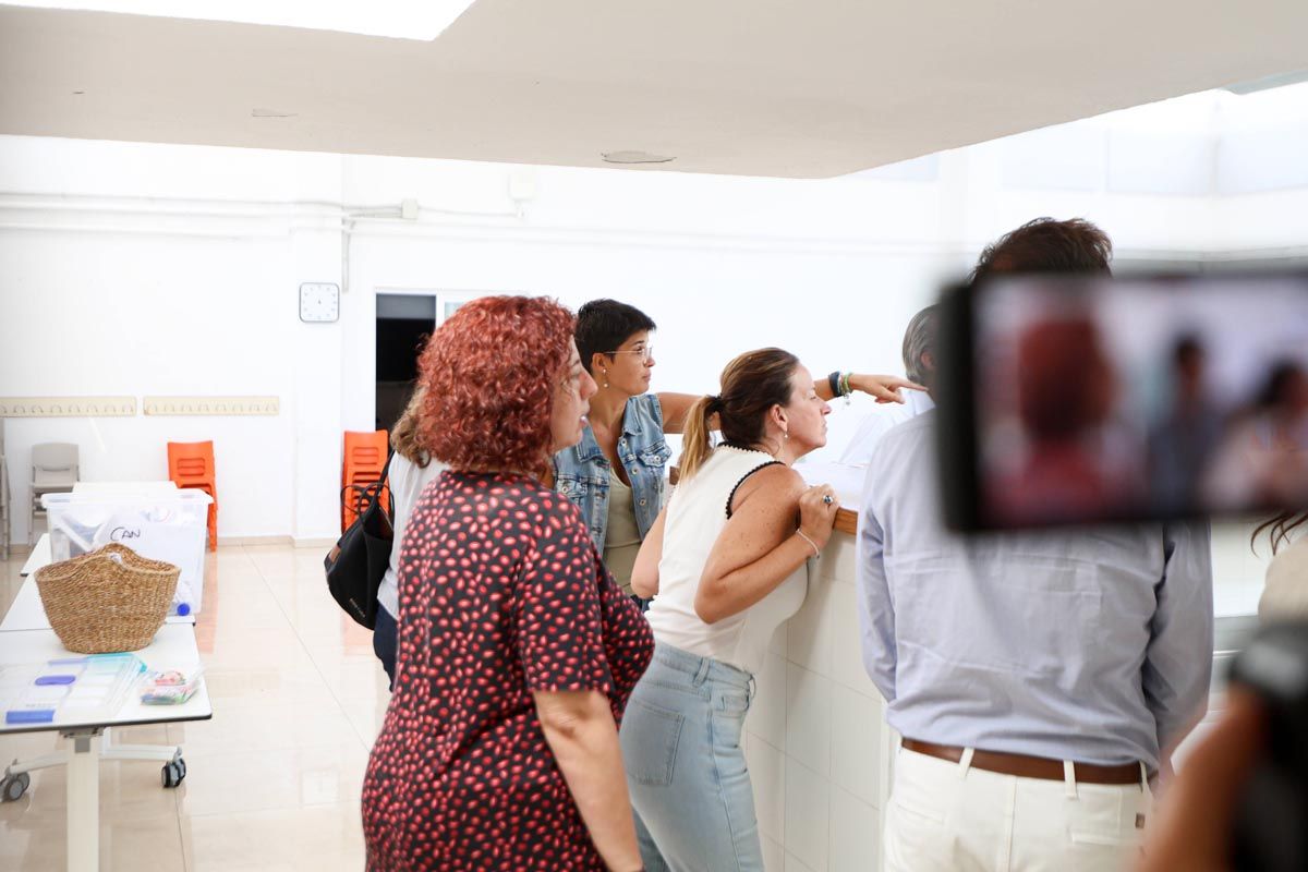 La visita al colegio Can Misses tras las inundaciones, en imágenes