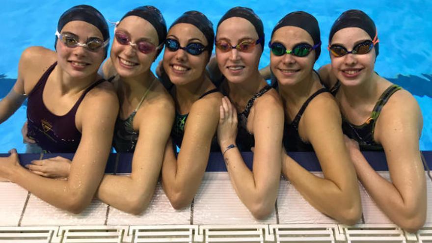 La grancanaria Elena Melián, primera de izquierda a derecha, junto a algunas compañeras de la selección española de sincronizada.