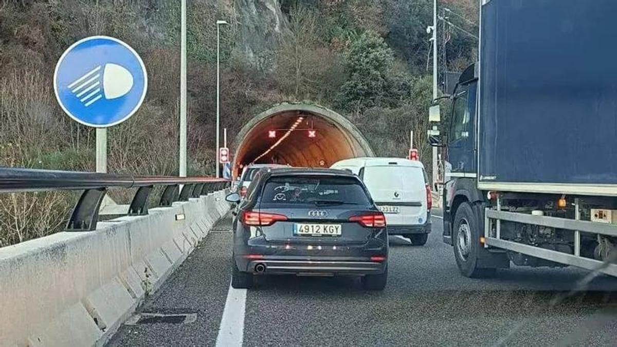 Cues per accedir al túnel de Mont-ros de l'A-26 a Sant Joan les Fonts, en una foto d'arxiu.