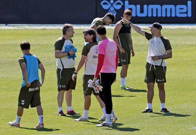 Fredi da instrucciones a sus futbolistas durante el entrenamiento matinal en Afouteza.