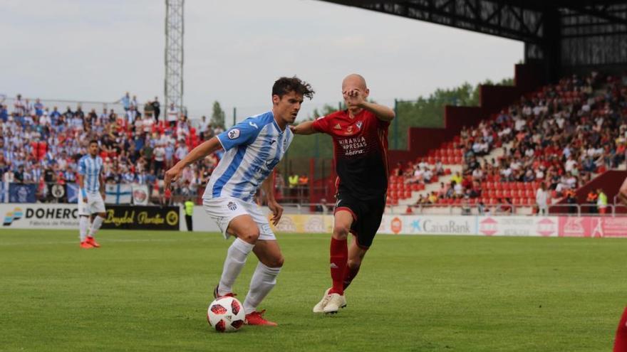 Francesc Fullana conduce el balÃ³n en el encuentro frente al MirandÃ©s.