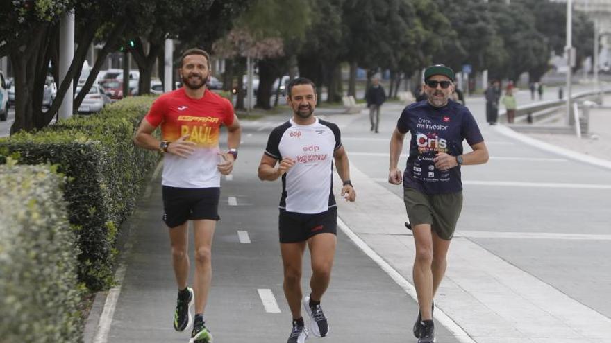 Raúl Muñoz, Rubén Casales y Carlos Lodeiro entrenando por el paseo marítimo. |  // IAGO LÓPEZ