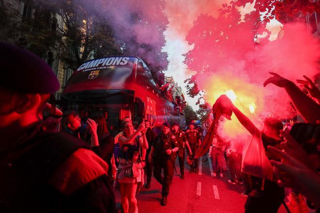 ¡De locos! Las mejores imágenes de una ciudad entregada al Barça