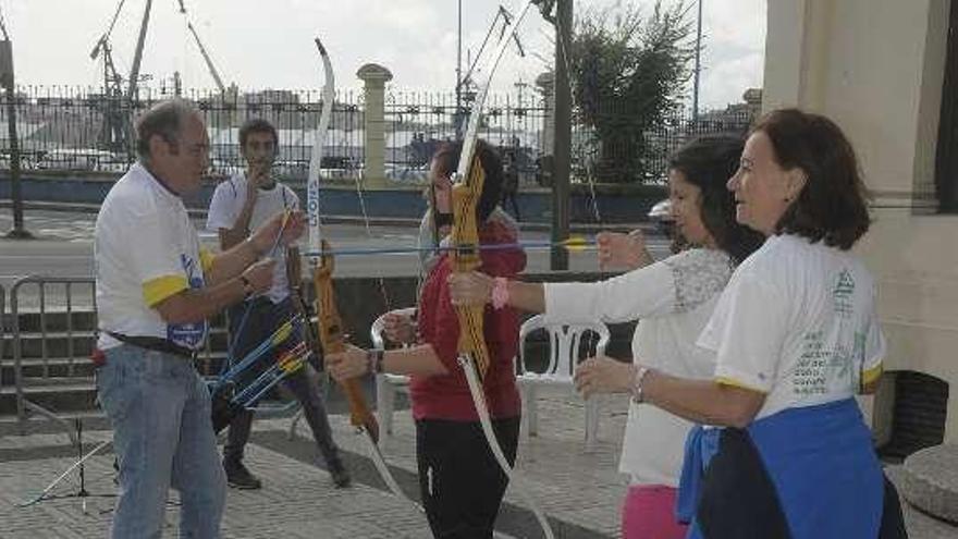 Clase de tiro con arco, ayer, en Méndez Núñez. / víctor echave