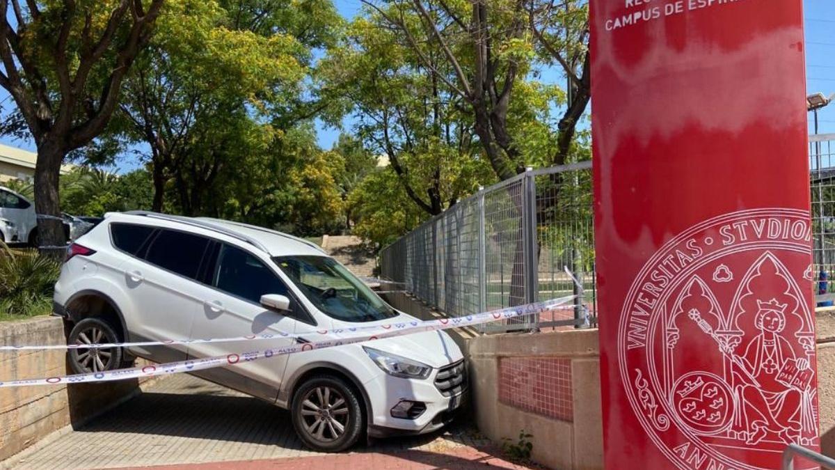 Un coche sin freno de mano, estrellado la mañana del primero día de EBAU en Murcia en el Recinto Deportivo del Campus de Espinado de la Universidad de Murcia