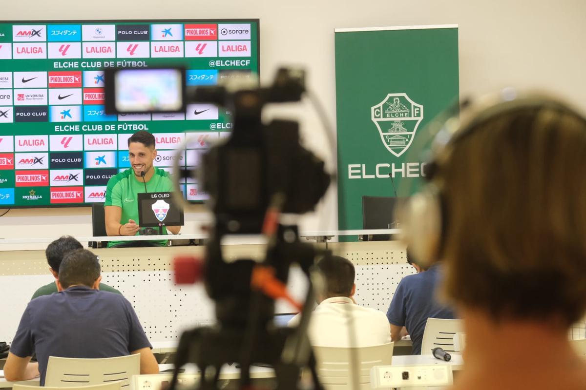 El capitán del Elche, en la sala de prensa del estadio Martínez Valero