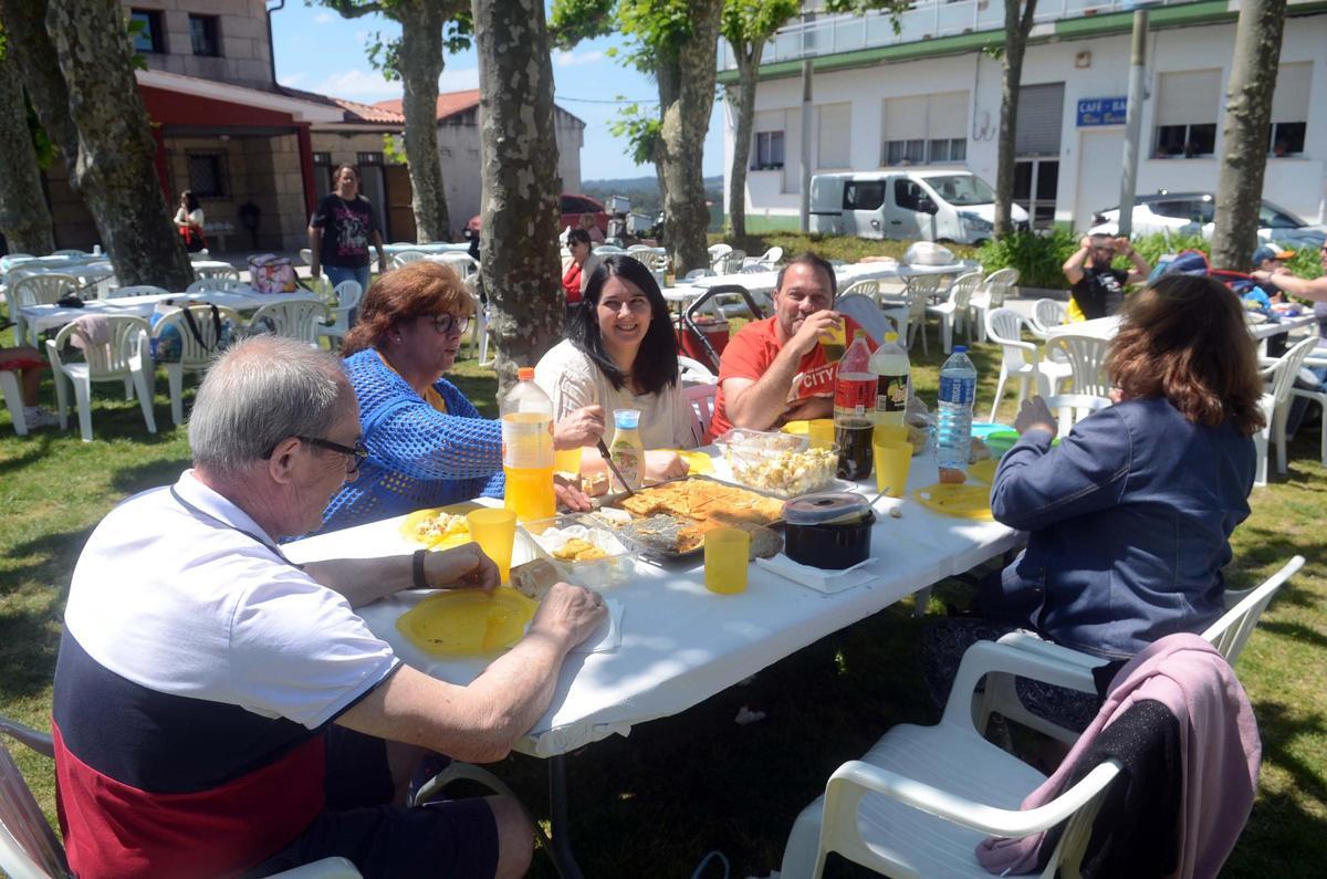 El almuerzo de las familia meañesas.