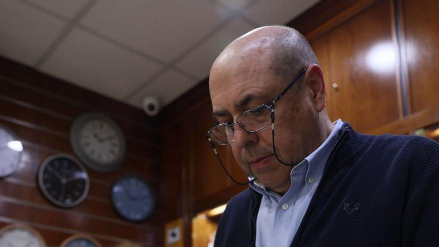 Eduardo Fernández pone en hora a Teatinos desde hace 57 años: la historia de uno de los negocios con más pedigrí del barrio ovetense