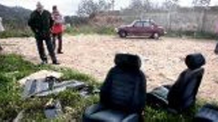 El coche desguazado en la barriada de Aguas Vivas