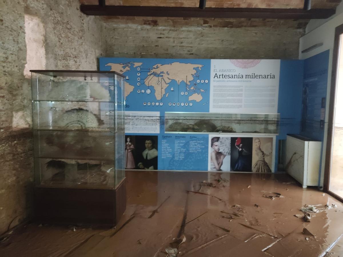 Espacio 'El abanico artesania milenaria' destrozado por la inundacion
