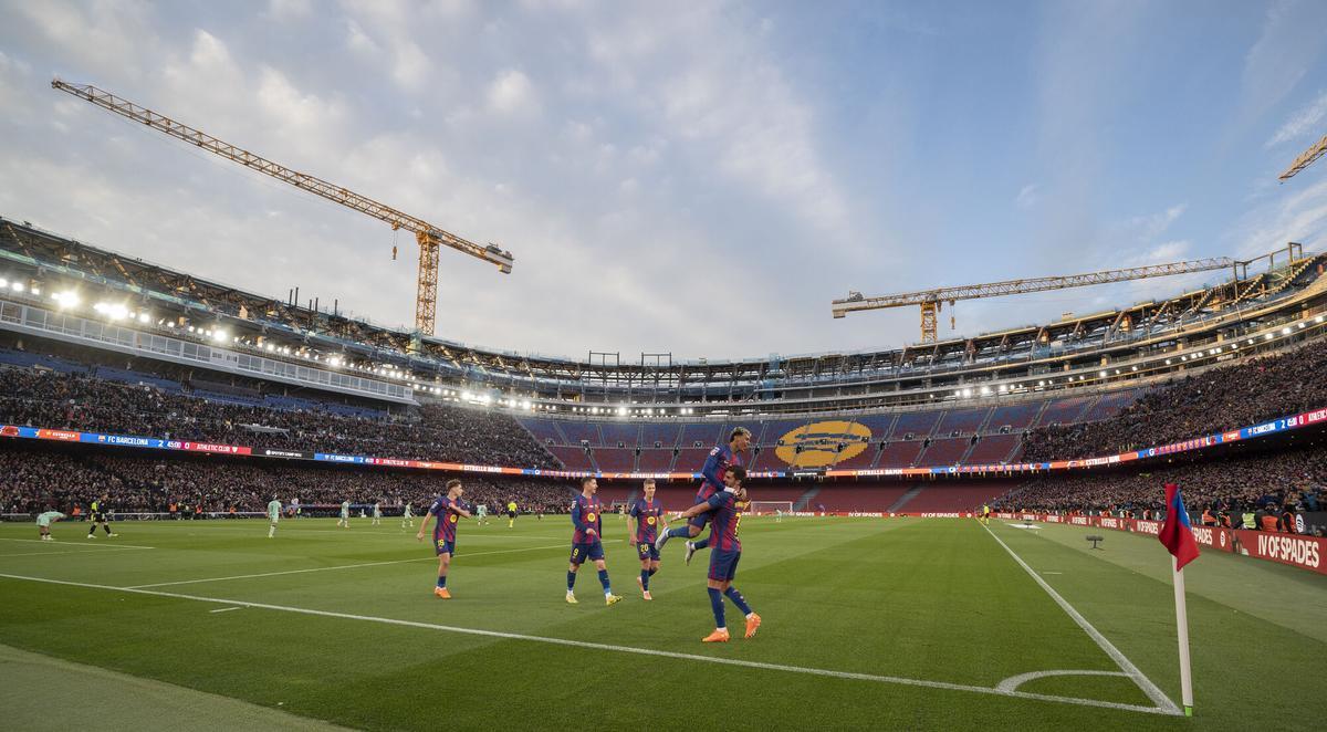 Ferran Torres celebrando el segundo gol azulgrana durante el partido de liga entre el FC Barcelona y el Athletic de Bilbao en el regreso al estadio del Camp Nou, todavía en obras y solamente con capacidad para 45.000 espectadores.