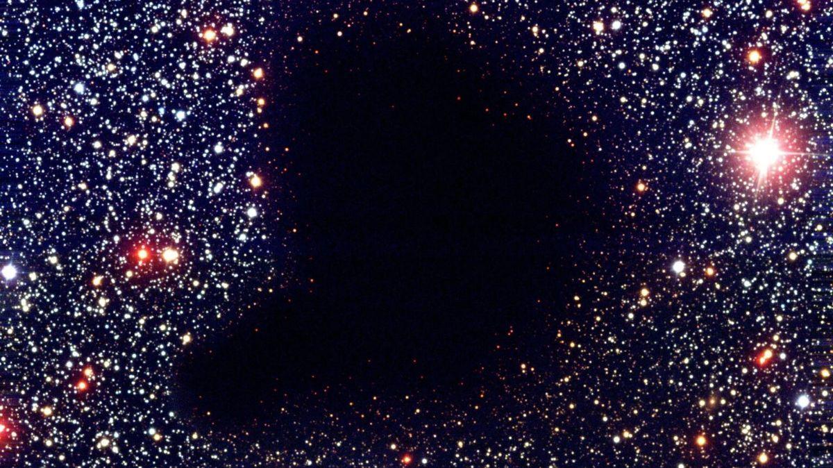 La oscura nebulosa Barnard 68, una densa nube de polvo que bloquea la luz de las estrellas detrás de ella, creando la apariencia de un agujero en el espacio. Esta es una imagen ilustrativa de la misteriosa detección del JWST.