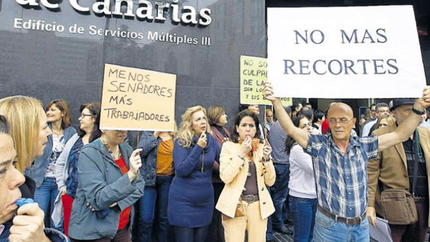 Protesta de trabajadores públicos ante una de las sedes de la Administración autonómica de Canarias.