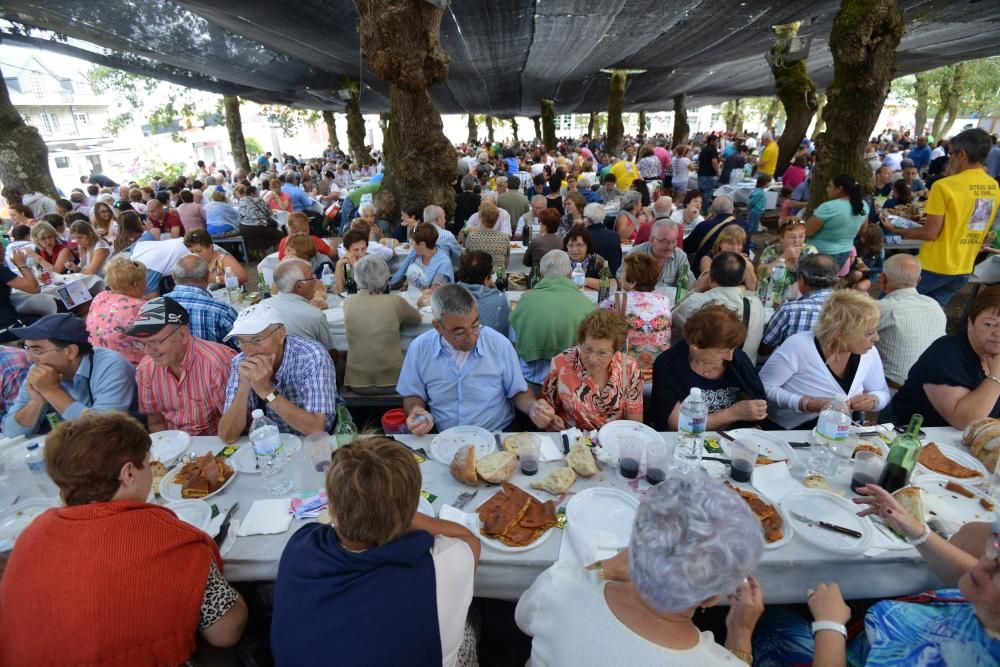 Moraña fue hoy el templo del carneiro ao espeto, plato que degustaron los vecinos y los visitantes acompañado de empanadas de zorza o bacalao con pasas