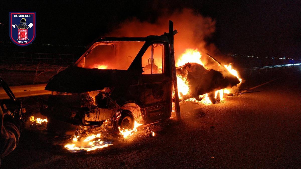 El vehículo ardiendo