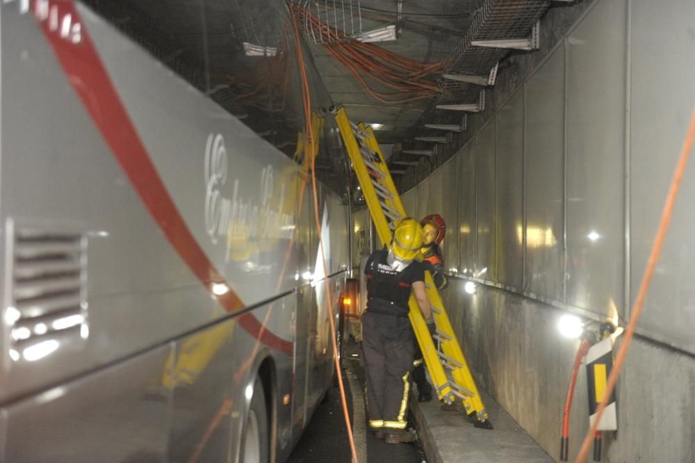 Un autobús escolar, atrapado en el túnel de María