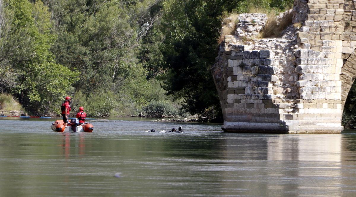 Equips dels Bombers retirant el segon cadàver ofegat a la platgeta de Camarasa