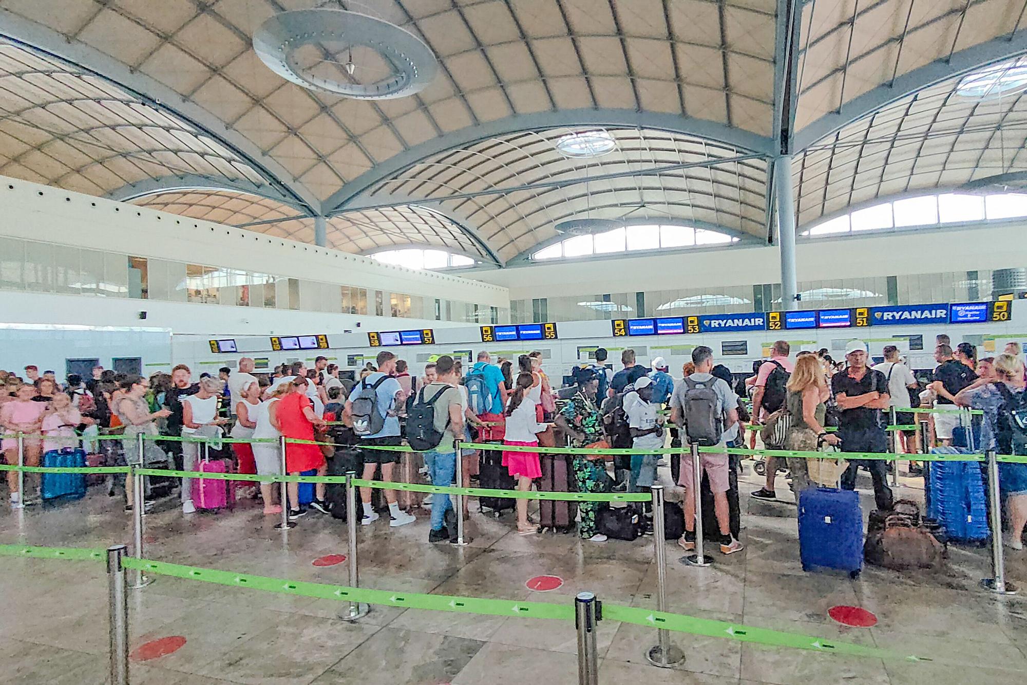 Intenso tráfico de pasajeros en la recta final de agosto en el aeropuerto