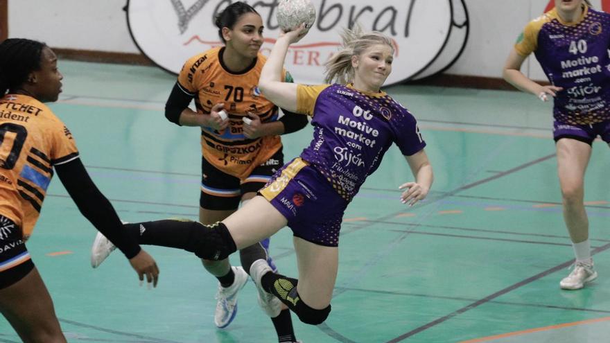 La jugadora del MotiveMarket.com Dorottya Margit lanza a portería, ayer ante el Bera Bera. |